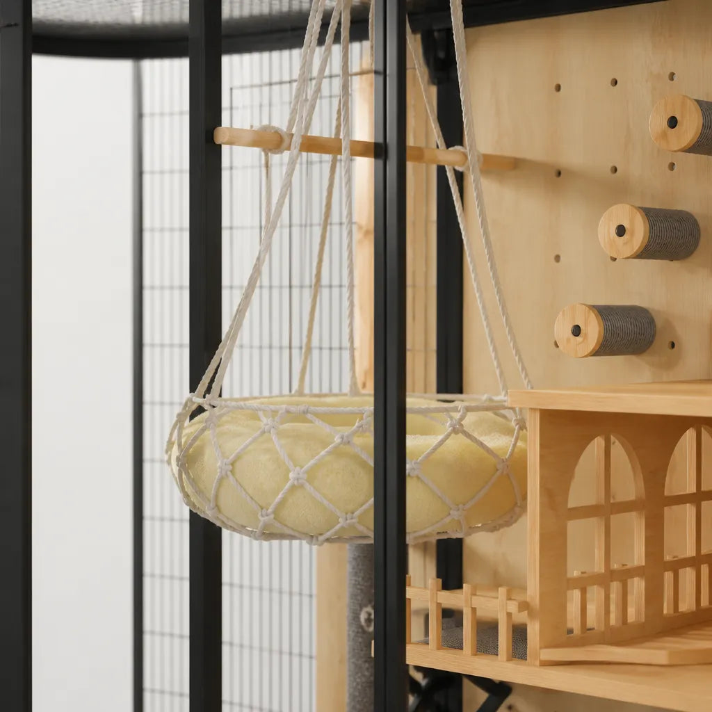 Australis kattenvilla – interieur detail met ligplek en glazen wand